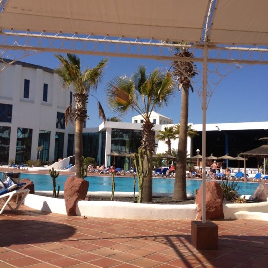 Photo taken at Sandos Papagayo Beach Resort Lanzarote by Aly on 3/13/2012