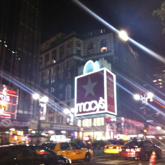 Foto diambil di 34th Street oleh Suree pada 8/23/2012