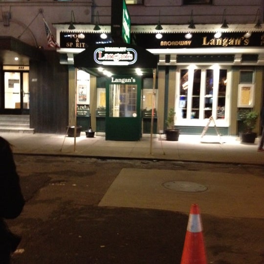 รูปภาพถ่ายที่ Langan&#39;s Pub &amp; Restaurant โดย Whitney W. เมื่อ 2/12/2012