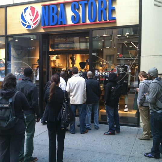 4/30/2012 tarihinde Chris C.ziyaretçi tarafından NBA Store'de çekilen fotoğraf