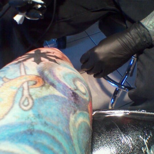 Foto diambil di Royal Flesh Tattoo and Body Piercing oleh Amy J. pada 5/17/2012