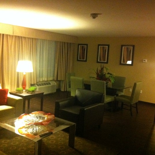 Das Foto wurde bei Crowne Plaza Houston Galleria Area, an IHG Hotel von Luke W. am 6/15/2012 aufgenommen