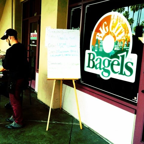 2/12/2012 tarihinde Dave S.ziyaretçi tarafından Big City Bagels'de çekilen fotoğraf