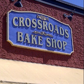 Foto tirada no(a) Crossroads Bake Shop por Janelle D. em 6/16/2012