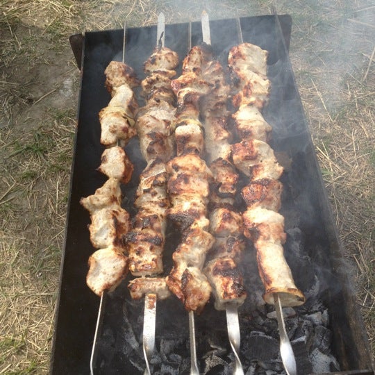 Шашлыки на районе. Мужики гараж шашлык. Шашлык на районе. Шашлыки на районе. Шашлык у арута бессоновка.