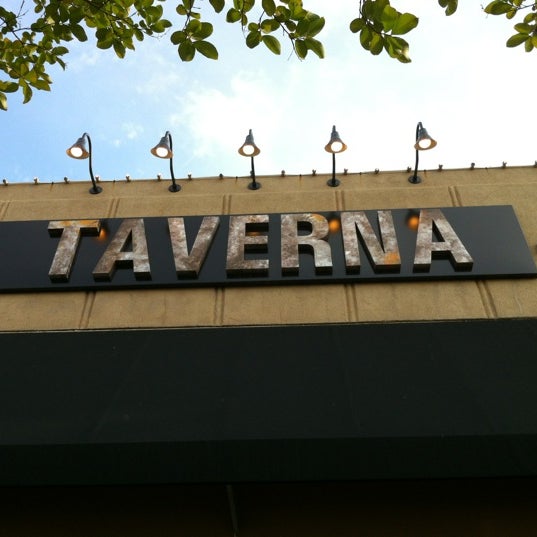 5/13/2012 tarihinde Carrie R.ziyaretçi tarafından Taverna'de çekilen fotoğraf