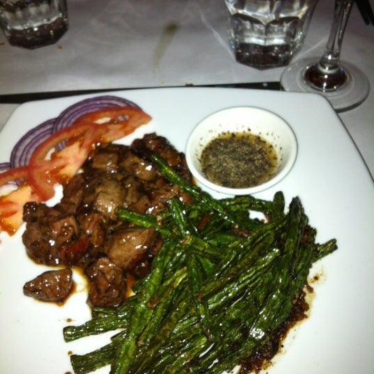 Foto scattata a La Mint Restaurant da Miguel A. il 6/9/2012