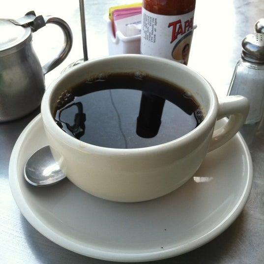 5/23/2012 tarihinde Bob Y.ziyaretçi tarafından Vees Cafe'de çekilen fotoğraf