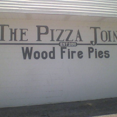 Das Foto wurde bei The Pizza Joint Wood Fire Pies von Bobbie F. am 6/12/2012 aufgenommen