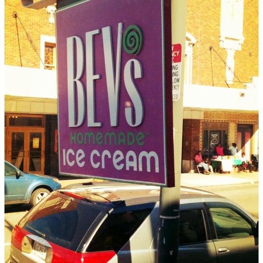 Foto tirada no(a) Bev&#39;s Homemade Ice Cream por Pauline L. em 3/15/2012