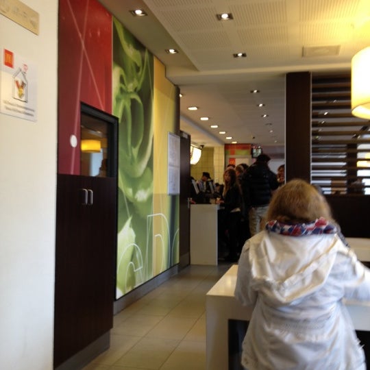 รูปภาพถ่ายที่ McDonald&#39;s โดย Alican Ö. เมื่อ 3/30/2012