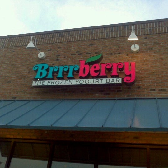 รูปภาพถ่ายที่ Brrrberry Frozen Yogurt โดย Luke Z. เมื่อ 6/9/2012