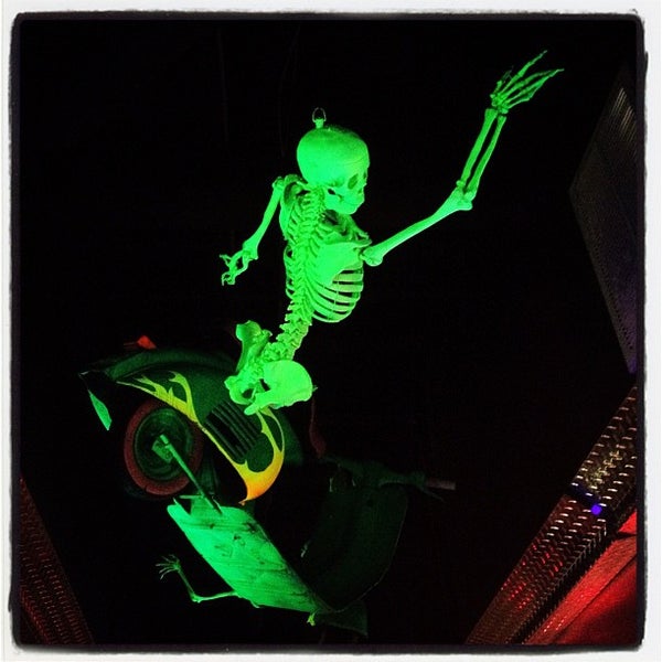 Foto diambil di Laughing Skull Lounge oleh Miki K. pada 8/13/2012