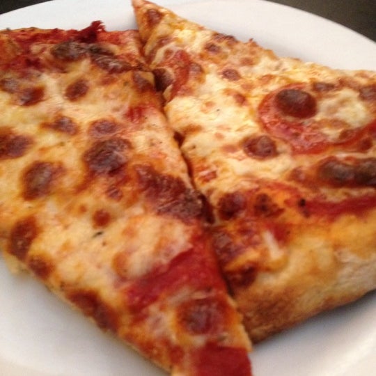 Das Foto wurde bei Vito&#39;s Sicilian Pizza von Jonathan E. am 8/15/2012 aufgenommen