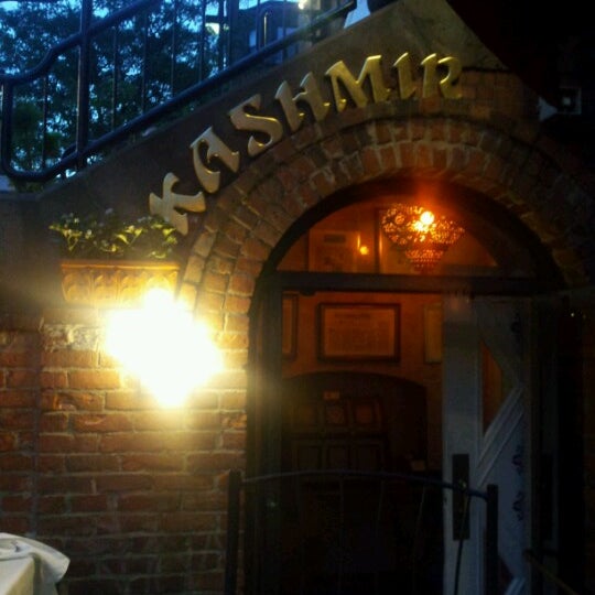 Foto tirada no(a) Kashmir Indian Restaurant por Rory O. em 8/27/2012