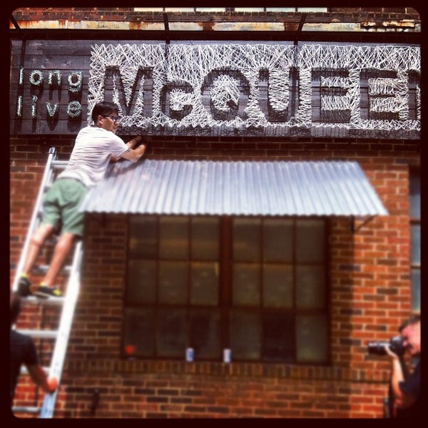 รูปภาพถ่ายที่ Melrose &amp; McQueen Salon โดย Kyle V. เมื่อ 8/18/2012