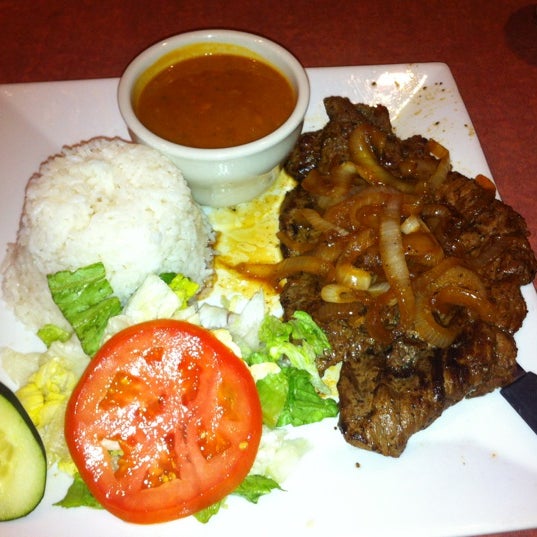 Foto scattata a The Merengue Restaurant da Kyra H. il 5/17/2012