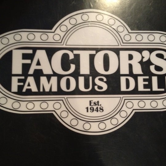 รูปภาพถ่ายที่ Factor&#39;s Famous Deli โดย Adam R. เมื่อ 4/13/2012