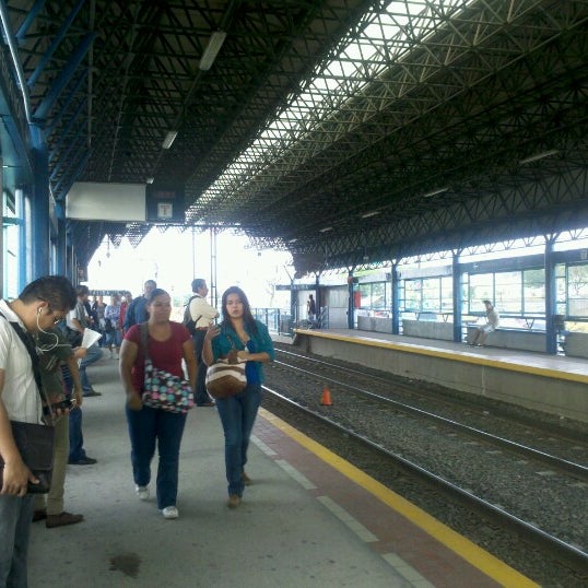 Fotos en L1 Tren Ligero Estación Santuario Mártires de Cristo Rey Tlaquepaque, Jalisco Fotos en L1 Tren Ligero Estación Santuario Mártires de Cristo Rey Tlaquepaque, Jalisco