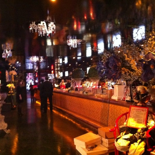 Photo prise au OPM Restaurant and Ultra Lounge par Elli T. le3/25/2012