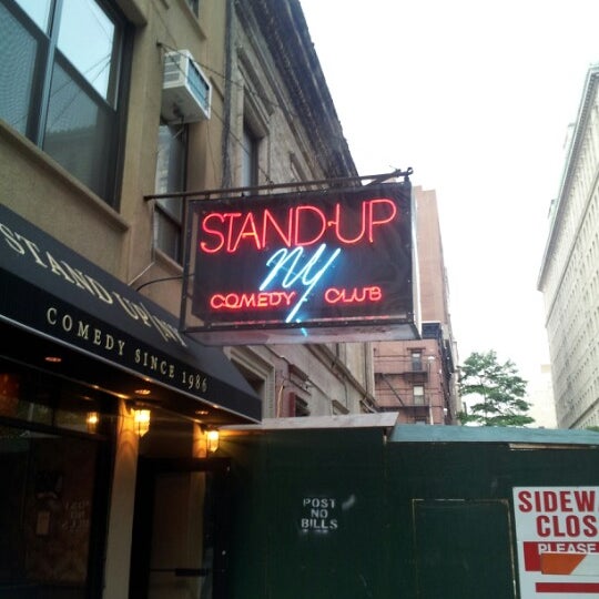 Photo prise au Stand Up NY par Brett H. le6/10/2012