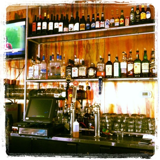 รูปภาพถ่ายที่ 303 Bar and Grill โดย Richard P. เมื่อ 5/15/2012
