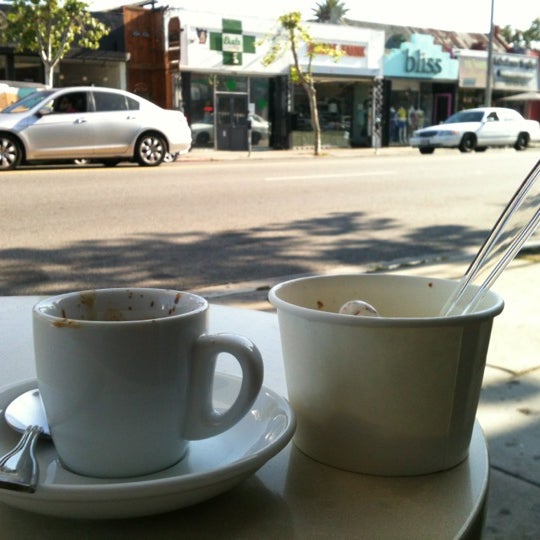 รูปภาพถ่ายที่ Neveux Artisan Creamery &amp; Espresso Bar โดย Nietzsche&#39;s_Goat เมื่อ 5/23/2012