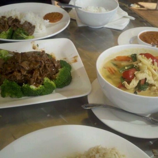 รูปภาพถ่ายที่ Narai Thai &amp; Sushi โดย Dezirae C. เมื่อ 4/11/2012