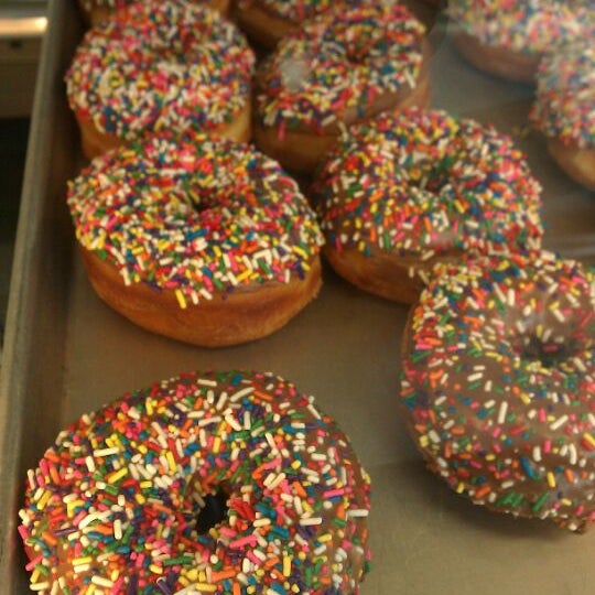 รูปภาพถ่ายที่ Original House of Donuts โดย Benjamin T. เมื่อ 3/3/2012
