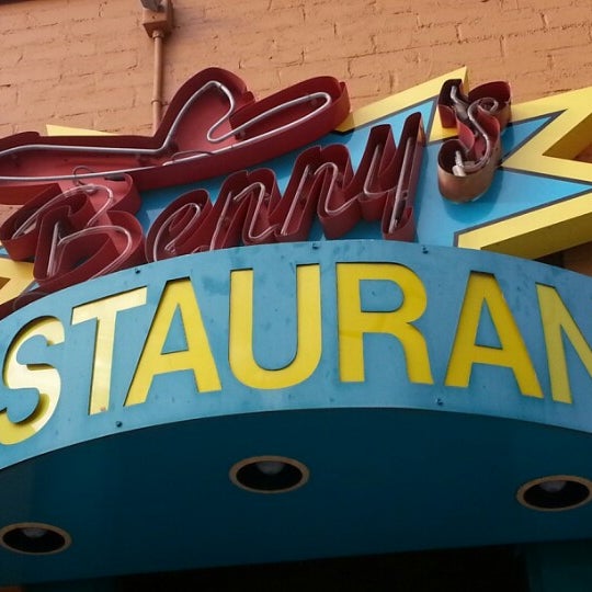 รูปภาพถ่ายที่ Benny&#39;s Restaurant and Tequila Bar โดย CHERI K. เมื่อ 8/3/2012