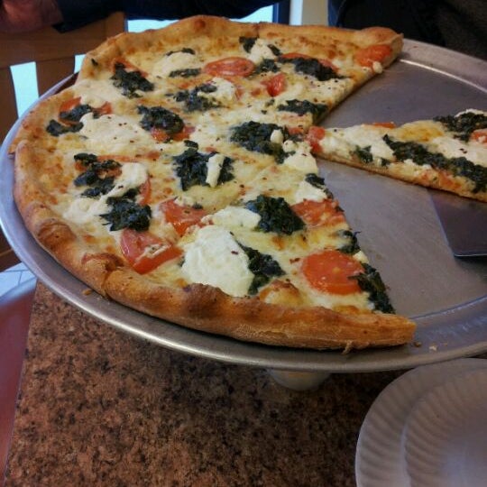 Foto tirada no(a) Casa Di Costanzo Pizza por Jim M. em 4/13/2012