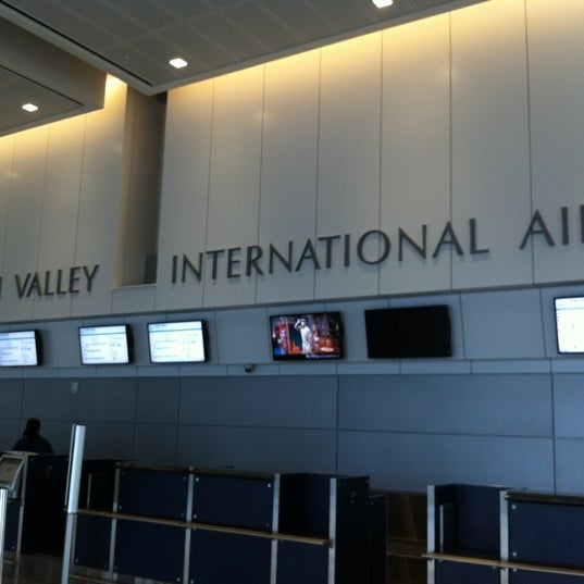 รูปภาพถ่ายที่ Lehigh Valley International Airport (ABE) โดย Jenny เมื่อ 8/11/2012