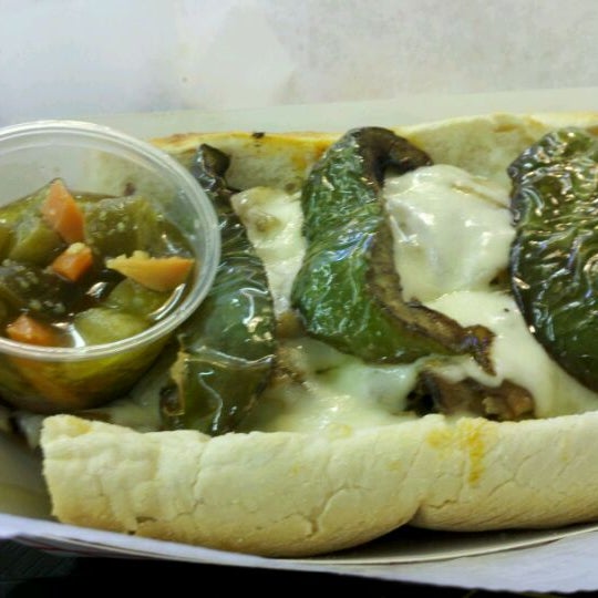 รูปภาพถ่ายที่ Mike&#39;s Chicago Hot Dogs โดย bdclary เมื่อ 3/11/2012