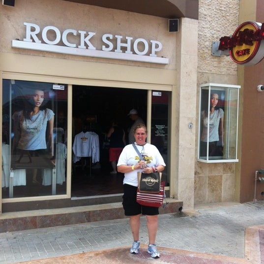 Das Foto wurde bei Hard Rock Cafe St. Maarten von Luiz M. am 5/9/2012 aufgenommen
