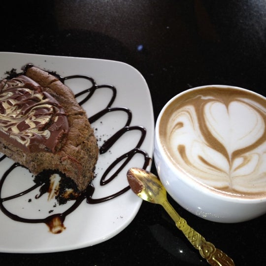 Foto scattata a Dessert Oasis Coffee Roasters da Kacy T. il 2/13/2012