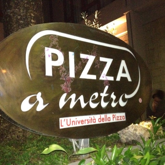 Foto diambil di Ristorante Pizza a Metro da &quot;Gigino&quot; L&#39;Università della pizza oleh Antonio D. pada 4/30/2012