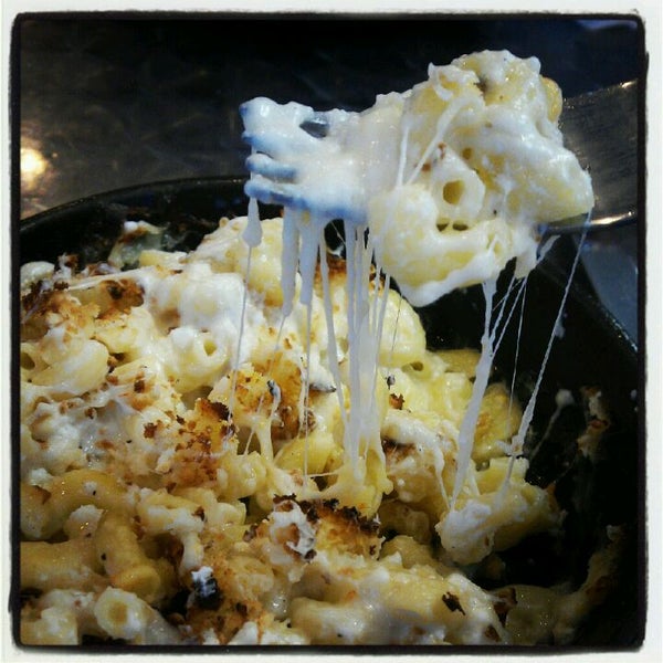 รูปภาพถ่ายที่ Cheese-ology Macaroni &amp; Cheese โดย Amy K. เมื่อ 6/7/2012