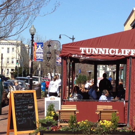 รูปภาพถ่ายที่ Tunnicliff&#39;s Tavern โดย Todd P. เมื่อ 3/14/2012