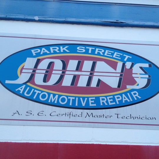 รูปภาพถ่ายที่ John&#39;s Park Street Automotive โดย Kaz D. เมื่อ 4/2/2012