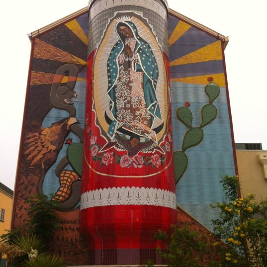 Foto scattata a Guadalupe Cultural Arts Center da Hammburger . il 3/31/2012