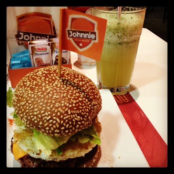 Foto scattata a Johnnie Special Burger da Carlos O. il 6/17/2012