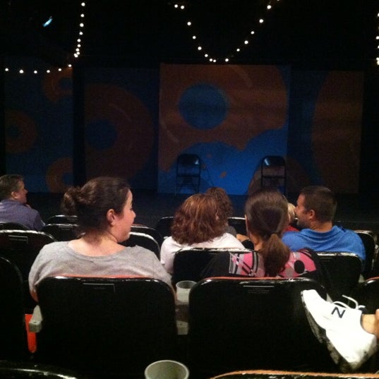Foto tomada en Theatre 99  por Jenn M. el 8/2/2012