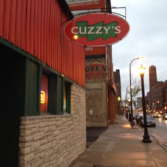 Photo prise au Cuzzy&#39;s Grill &amp; Bar par Don P. le4/14/2012