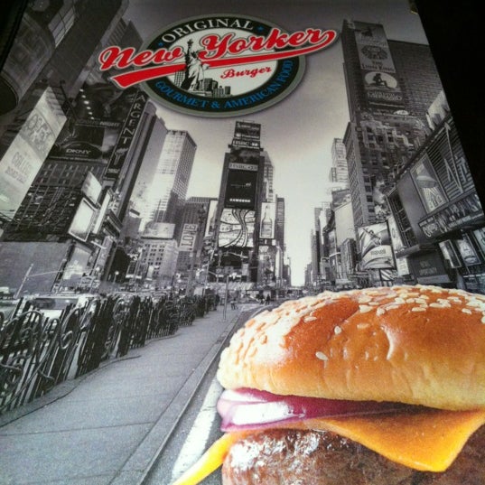 Снимок сделан в New Yorker Burger пользователем Jeffe O. 5/24/2012