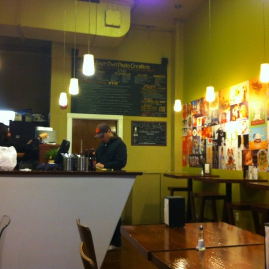 4/20/2012 tarihinde James W.ziyaretçi tarafından Basil Pasta Bar'de çekilen fotoğraf