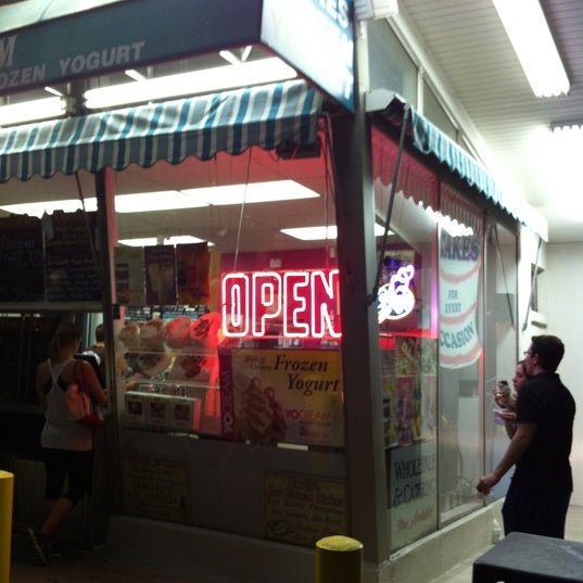 Foto diambil di Curly&#39;s Ice Cream &amp; Frozen Yogurt oleh Seth H. pada 5/17/2012