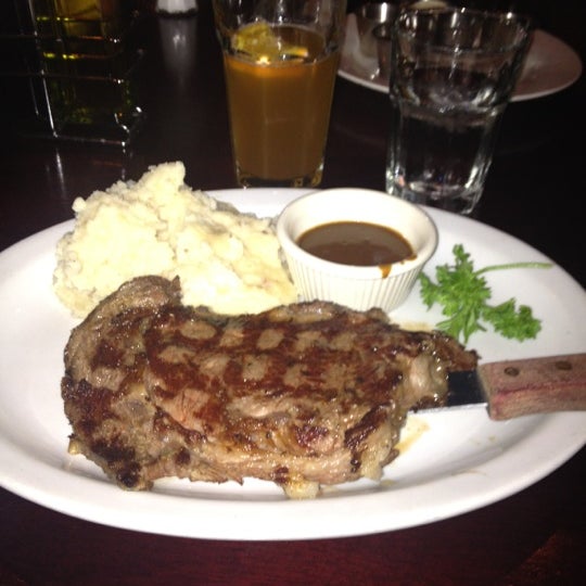 Снимок сделан в Bâton Rouge Steakhouse &amp; Bar пользователем Ryan B. 7/22/2012