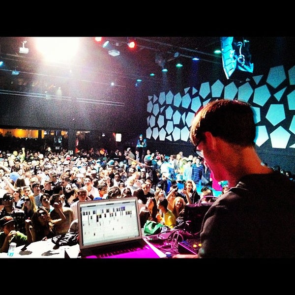 รูปภาพถ่ายที่ Eazy Club โดย Vitor F. เมื่อ 7/14/2012