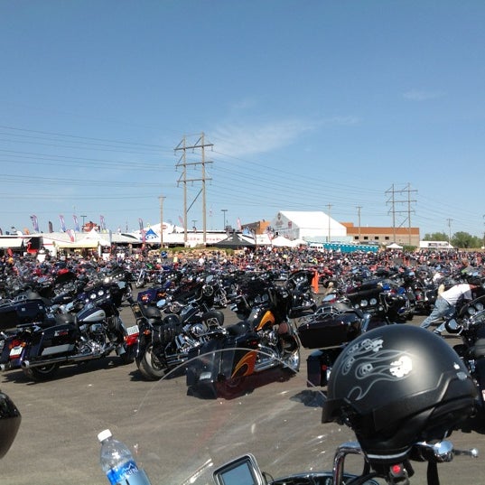 รูปภาพถ่ายที่ Black Hills Harley-Davidson โดย Robert A. เมื่อ 8/6/2012