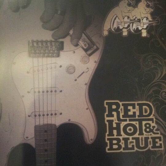 Das Foto wurde bei Red Hot &amp; Blue  -  Barbecue, Burgers &amp; Blues von Rodrigo R. am 7/2/2012 aufgenommen